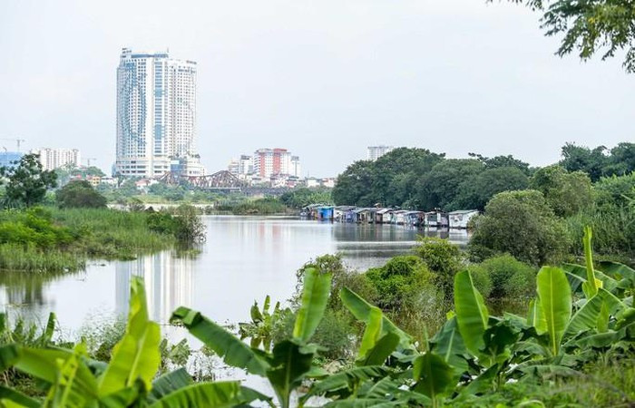 Một người dân thường xuyên đi đò trong những ngày này cho biết: "Khu vực này trong những ngày ngày di chuyển rất khó khăn, mỗi chuyến đi qua tôi đóng 10.000 đồng. Nhiều lúc rất bất tiện vì mỗi lúc có công việc gấp phải chờ rất lâu mới có chuyến đò qua đây".