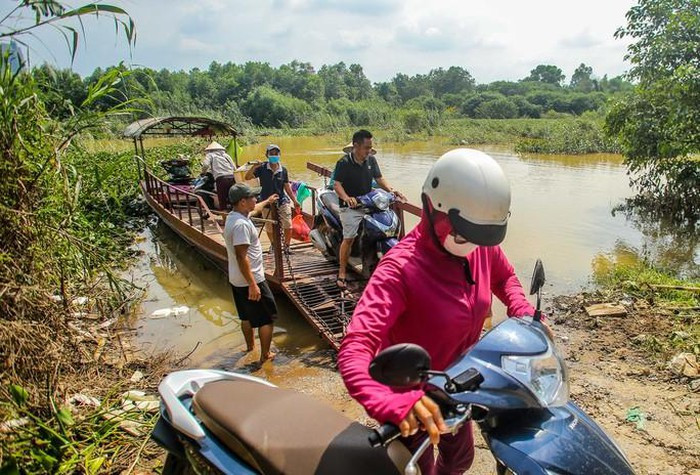 Một số người dân đang sử dụng đò cho việc di chuyển qua lại giữa khu vực Chương Dương và bãi giữa sông Hồng