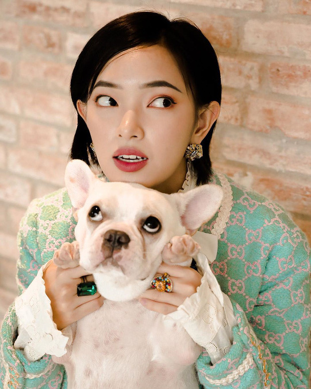 Châu Bùi tự nhận là "chị giúp việc" của Santa và Beedoo. Nhiều hôm, cô nàng hot girl 9X phải dậy sớm đi chợ nấu cơm, cho cả 2 đứa ăn và dỗ dành, chơi với chúng. Ảnh: FBNV