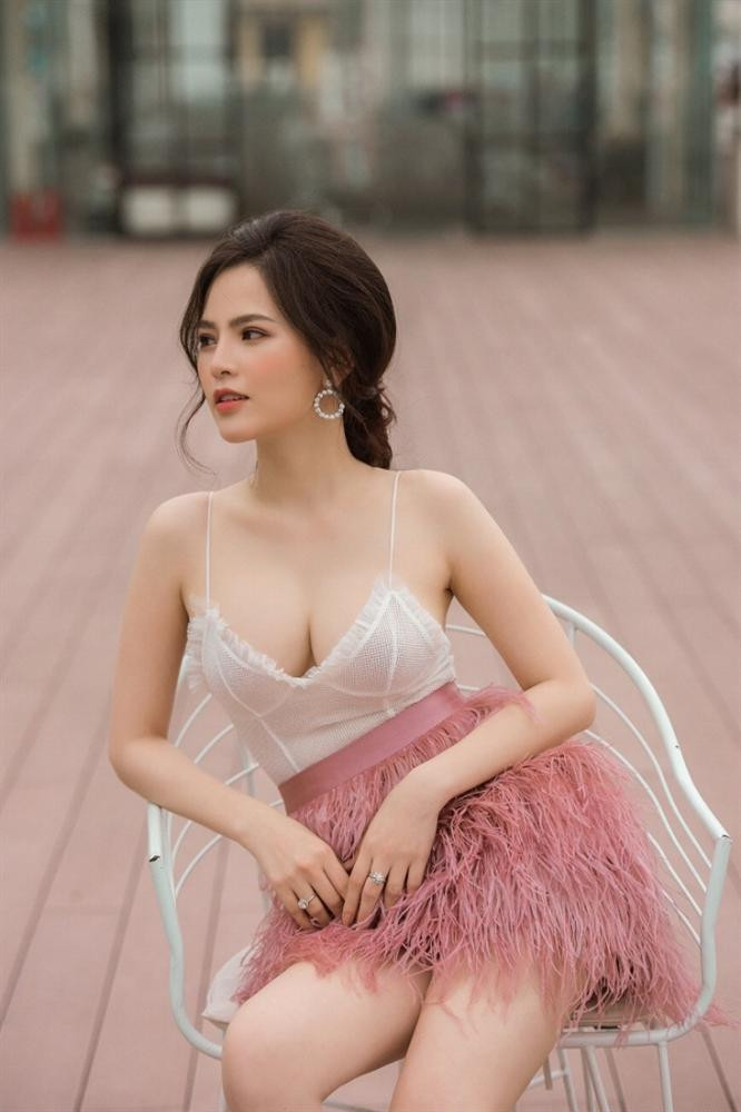 Phi Huyền Trang là hot girl phim hài nổi tiếng Youtube với series Ghiền Mì Gõ. Trước đó, cô nàng từng tham gia nhiều phim như Không thể ngừng yêu (2014) hay phim điện ảnh Lời nguyền gia tộc (2017).
