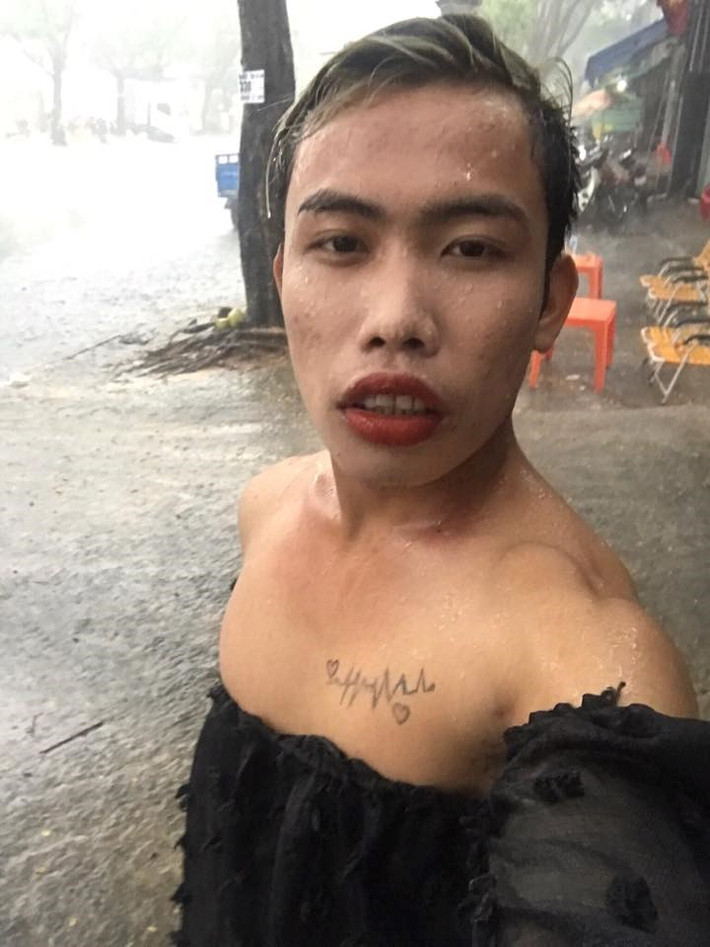 "Công chúa Thủy Tề" Tùng Sơn tên thật là Sơn Chanh Ny, sinh năm 1995, quê ở Trà Vinh và là chàng trai mang trong mình hai dòng máu Việt Nam, Campuchia.