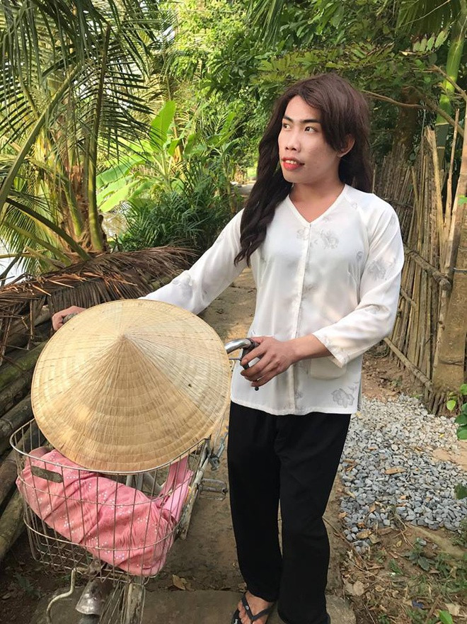 Theo đó, tấm ảnh cô gái xinh đẹp, có mái tóc vàng ngang vai hoàn toàn là của một cô gái khác chứ không phải Tùng Sơn sau khi lột xác như anh chàng tự nhận.