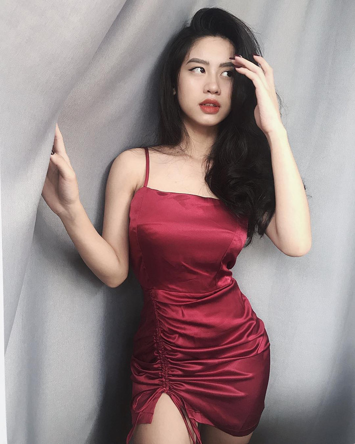 Hàn Hằng xinh xắn, quyến rũ và theo đuổi hình tượng nóng bỏng với số đo 3 vòng siêu chuẩn. Nhan sắc của cô nàng vẫn ghi điểm ấn tượng: Làn da trắng muốt, body quyến rũ, nét mặt thanh tú đâu ra đấy.
