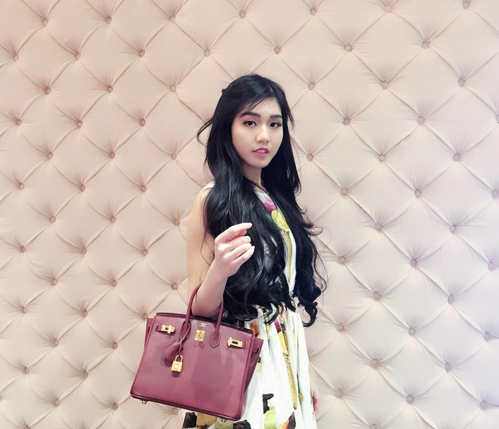 Quay trở lại với fanpage Rich kid mới được thành lập, điều kiện để nhập hội rich kid này là chỉ cần trên 12 tuổi, có thể chứng minh điều kiện kinh tế qua các bức ảnh nhà cửa, xe cộ, trang sức... có mặt bạn và gửi về fanpage xác nhận.