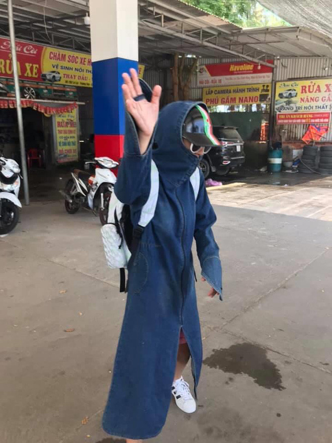 Được biết, trong chuyến đi lần này, khi tắm biển, dạo chơi cùng nhau, Vân Thu không quên tạo dáng chụp ảnh check-in để lưu giữ khoảnh khắc vui vẻ của mình.