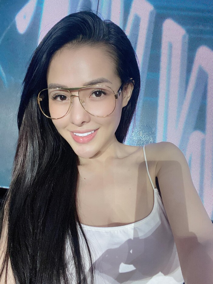 Mới đây, "hot girl ngực khủng" - Ngân 98 tự tin khoe mặt mộc trên trang cá nhân đã thu hút sự chú ý đặc biệt từ CĐM.