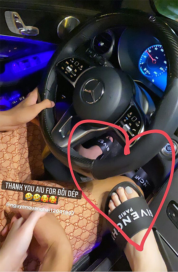 Trên trang Instagram, ngày 4/10, Huỳnh Anh khoe được Quang Hải tặng đôi dép lê hiệu Givenchy có giá vài triệu đồng do bạn trai tặng.
