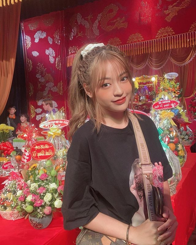 Hot girl "bắp cần bơ" - Trần Thanh Tâm có lẽ đã là gương mặt chẳng còn quá xa lạ đối với cộng đồng mạng Việt Nam. Nổi lên cách đây một thời gian, nàng hot girl gây ấn tượng mạnh với nhan sắc xinh xắn trong một clip cùng câu quotes thả thính đã trở thành trending "trứng rán cần mỡ, bắp cần bơ" gây thương nhớ.
