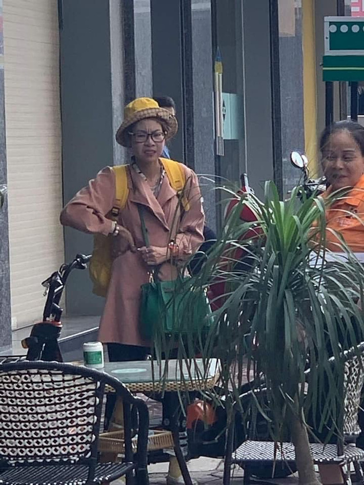 Sau khi sự việc Bella dùng dao dọa chém người được đăng tải, dân tình để lại rất nhiều dòng bình luận bày tỏ sự bức xúc. Thậm chí, một số người còn yêu cầu phải có phương hướng điều trị với hot girl thảm họa này, tránh trường hợp xấu xảy ra.