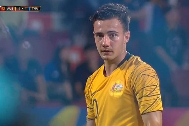 Vào sân thay người ở trận U23 Australia đối đầu Thái Lan trong khuôn khổ VCK U23 châu Á 2020 tối 11/11, cầu thủ số 10 Denis Genreau nhanh chóng “lọt mắt xanh” của nhiều CĐV Việt theo dõi trận đấu.