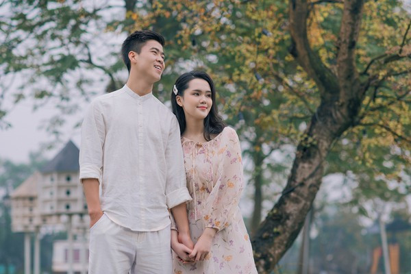 Mẹ Duy Mạnh cho biết từ lúc con trai dắt bạn gái về ra mắt thì Quỳnh Anh đã thể hiện là một cô gái ngoan ngoãn, lễ phép, tinh ý và nhanh nhẹn, thấy việc gì cũng làm: Từ nhặt rau, rửa bát, quét nhà...