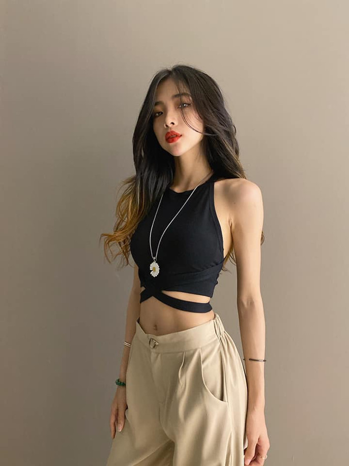 Chia sẻ rõ hơn về bí quyết có vòng eo siêu nhỏ, Sme Mai chỉ ra 2 yếu tố quan trọng chính là thói quen ăn uống và thói quen di chuyển.