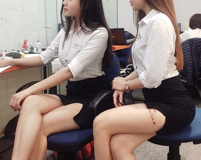Nguyên nhân là do những chiếc váy của hội chị em công sở ngày một bị rút ngắn để khoe đôi chân dài.