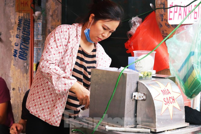 Quán nước mía của chị Phạm Thị Thành tại đường Thụy Khuê (quận Tây Hồ) luôn bận rộn vì đông khách
