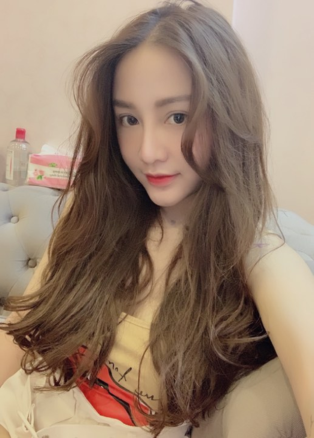 Linh Ngọc Đàm sinh năm 1996, từng theo học chuyên ngành Xã hội học tại trường Đại học Khoa học Xã hội và Nhân Văn (Hà Nội).