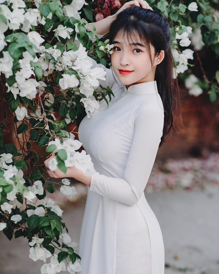 Phan Thị Bảo Trân sinh năm 2002 hiện là học sinh lớp 12 tại Biên Hòa, Đồng Nai. Nhờ gương mặt khả ái nên hot girl Việt này không chỉ nổi tiếng trên MXH mà còn khiến báo chí phải tốn giấy mực để khen ngợi.