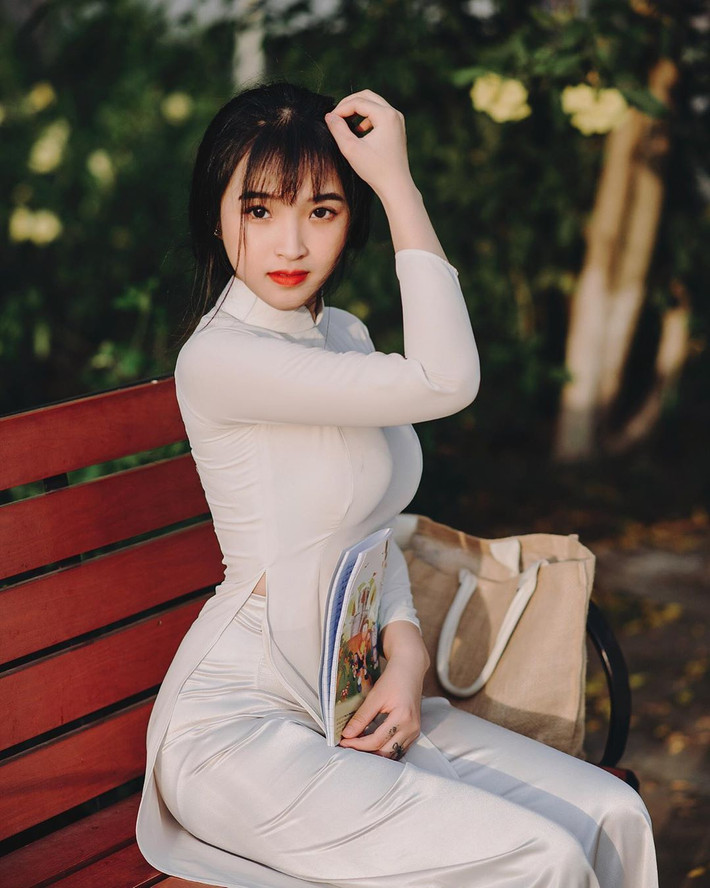 Mới đây, Chinatimes có bài đăng riêng Bảo Trân. Đặc biệt trang tin xứ Trung dành lời khen cho hot girl 2K2 này khi diện tà áo dài truyền thống, trang phục không giấu nổi đường cong.