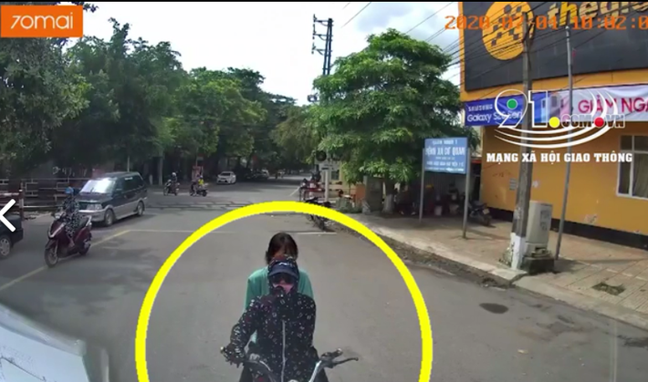 Dù dùng lý lẽ gì cũng không thể biện minh cho hành động ngang ngược, và rất khó “thông cảm” với thái độ không biết phải trái của hai cô gái đi xe đạp điện trong clip.