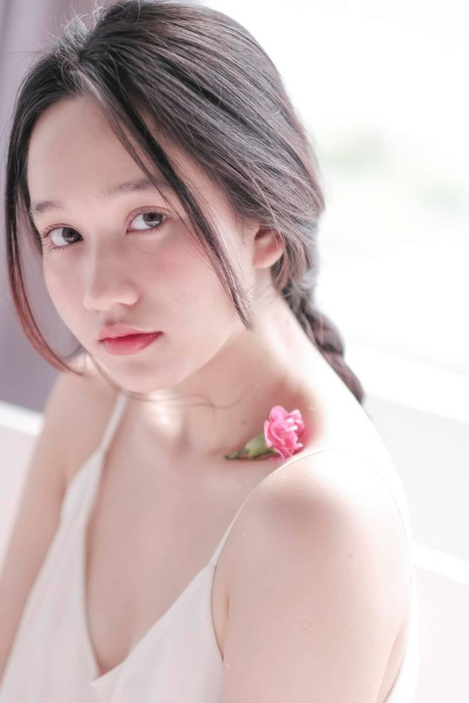 Cũng chính nhờ vẻ đẹp ngây thơ, gương mặt thanh tú, đường nét ngọt ngào và đôi mắt mộng mơ, to và sáng nên Trúc Anh đã trúng casting vai trong "Mắt Biếc”.