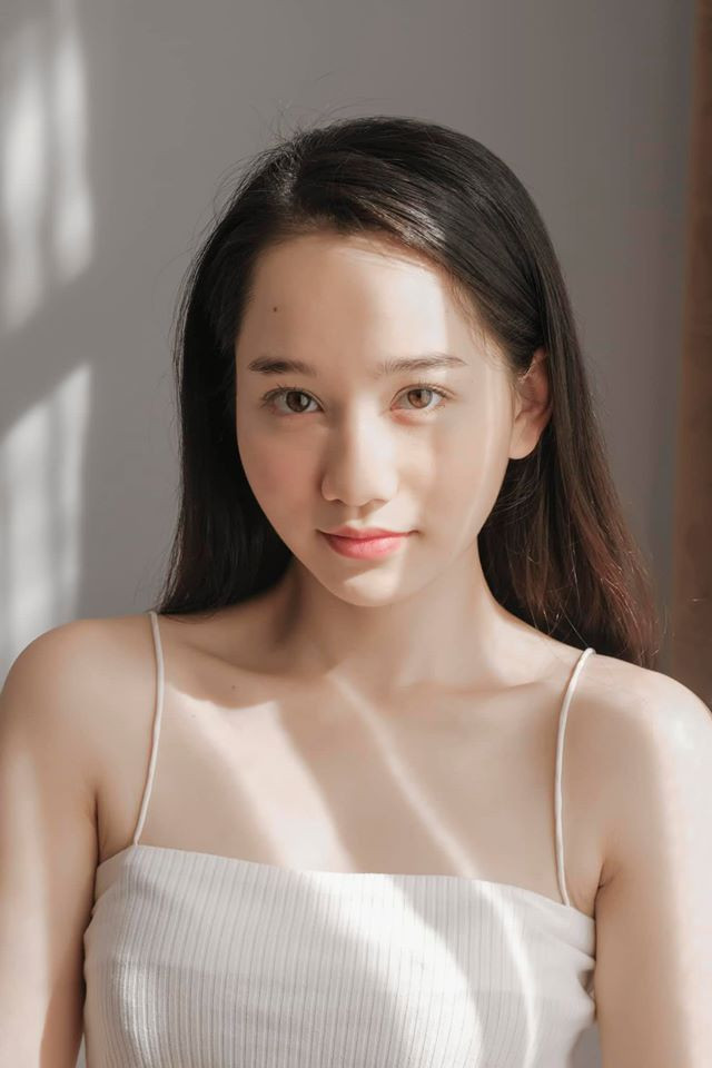 Trúc Anh được chú ý hơn cả bởi nhan sắc ngọt ngào, thuần khiết và "sinh ra là để vào những vai diễn để đời" trong Mắt Biếc.
