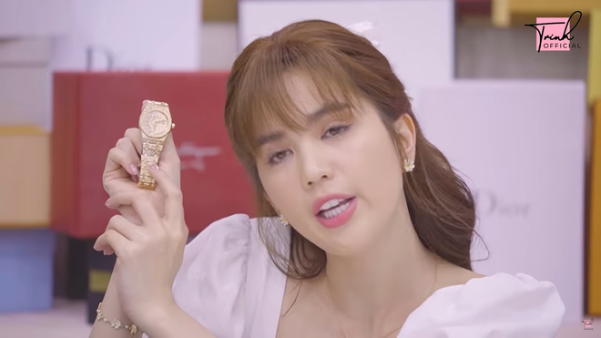 Bên cạnh chú lợn đất có giá gần 3 tỷ, Ngọc Trinh đập hộp những thương hiệu quen thuộc như Chanel, Versace, Dior, D&G… Mỗi món đồ có giá trung bình từ 10 triệu đến 80 triệu đồng.