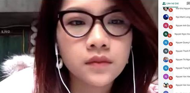 Cụ thể, tối 19/2 hình ảnh nữ giáo viên dạy tiếng Nhật online cầm tấm biển "cô yêu cả lớp" nhận được chú ý trên các diễn đàn mạng. Ngay sau khi đăng tải, không ít người đã dành lời khen cho nữ giảng viên. Bên cạnh việc tán dương vẻ ngoài trẻ trung của nhân vật trong ảnh, mọi người cũng tò mò về danh tính và hỏi xin trang cá nhân của cô.