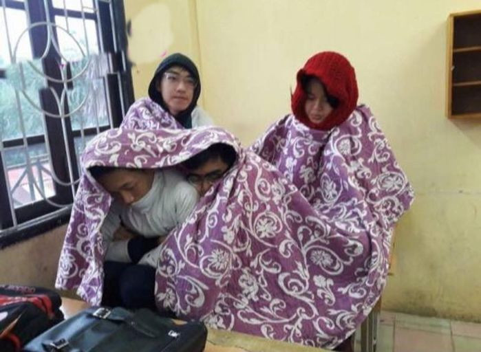Việc chấp nhận ăn mặc lạc quẻ đến trường giữa mùa đông giá rét của nữ sinh trên có lẽ chưa là gì. Bởi trước đó, xuất hiện rất nhiều hình ảnh hài hước về cách chống rét bá đạo của học sinh, sinh viên.