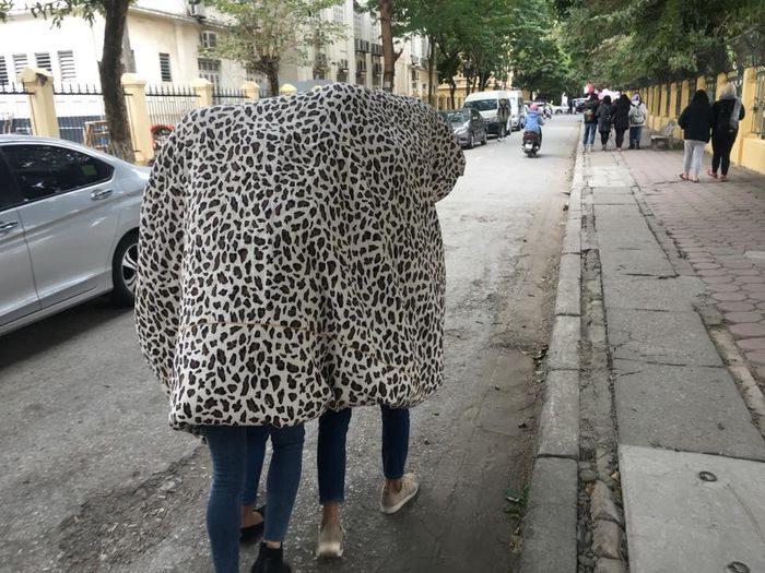 Đi ra ngoài cũng không quên mang theo "em chăn" tránh rét.