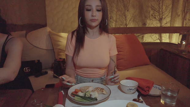 Nhắc đến hội hot girl đời đầu, không ai là không biết đến Huyền Baby. Dù đã bước sang tuổi 31 cùng 2 lần sinh nở nhưng khoản nhan sắc, cô nàng 8X này khó có đối thủ xứng tầm.