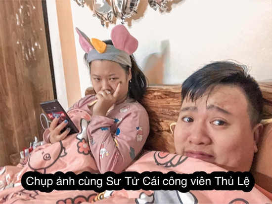 Đỉnh điểm, khi kéo đến bức ảnh đi công viên Thủ Lệ của Việt Hoàng, nhiều người đã không khỏi bật cười khi anh miêu tả vợ mình bằng cái tên vô cùng hay ho "chụp ảnh cùng sư tử cái".