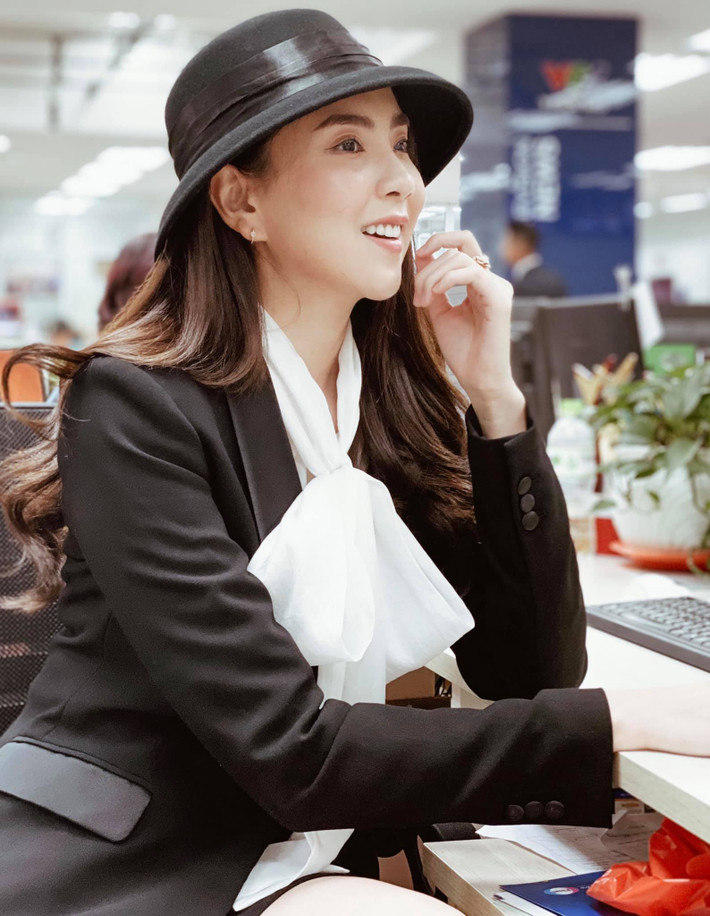 Hay những lần khác, Mai Ngọc từng "phát cẩu lương" cho dân mạng bằng dòng caption: "Đầu tuần bận rộn quá, thì ra là bận yêu việc, bận yêu đời... và bận yêu anh"...
