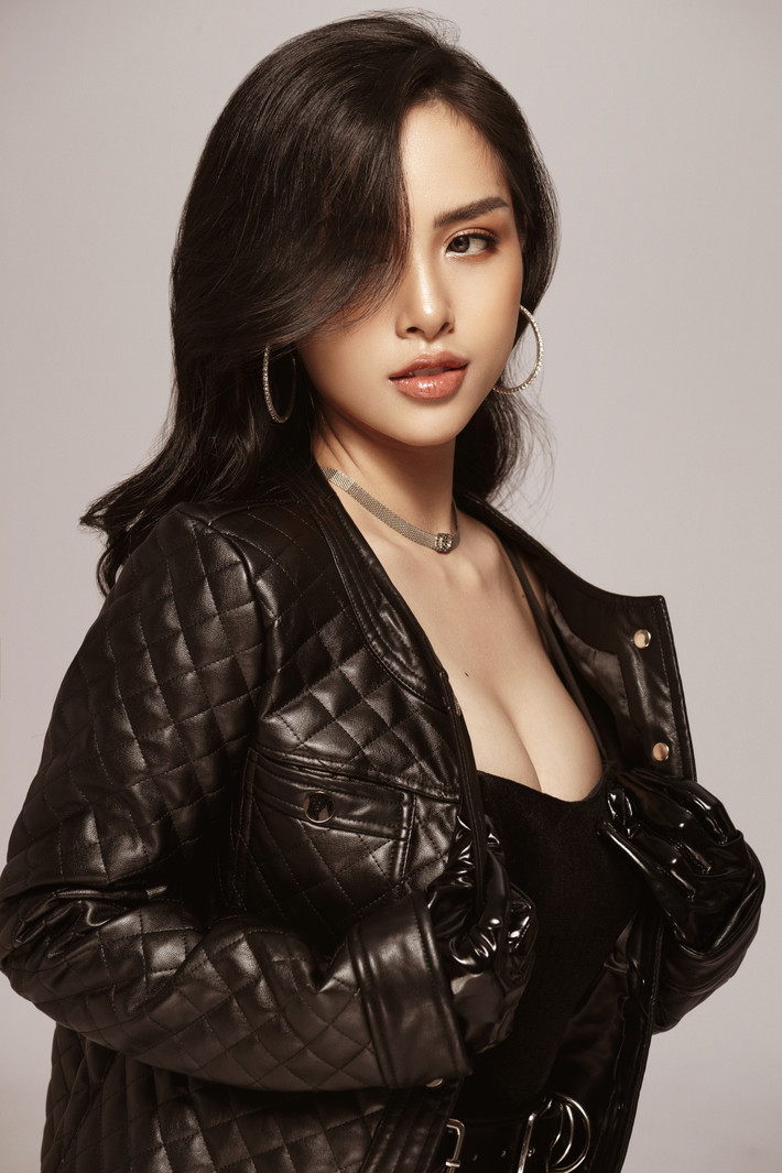 Hiện tại, siêu rich kid này đã là mẹ của hai nhóc tỳ xinh xắn và đang có cuộc sống hạnh phúc viên mãn bên ông xã Thế Bảo. Sau khi sinh con, cô nhanh chóng lấy lại vóc dáng gợi cảm như xưa khiến nhiều mẹ bỉm sữa ngưỡng mộ.