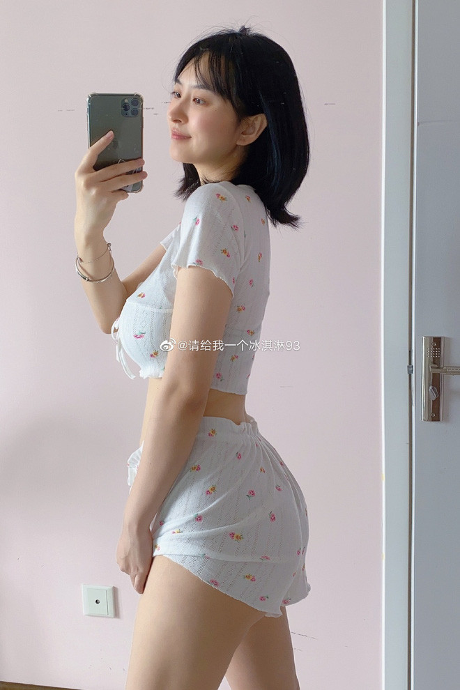 Cũng chính nhờ gương mặt ưa nhìn cùng thân hình "đâu ra đấy", hot girl mạng Ice Cream có hơn 190.000 người theo dõi follower trên Weibo và 61.400 follower trên TikTok.