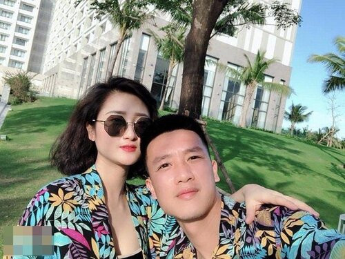 Mới đây, trên trang cá nhân của mình, bạn gái tiền vệ Huy Hùng vừa có chia sẻ trên trang cá nhân để nhắc nhở dàn em gái mưa gây chú ý. Trong bài viết, Thùy Dương thẳng thắn cho biết từ lúc yêu nhau cô chưa từng nghe bạn trai nói có em gái nên những cô nàng có ý định 'nhận anh nuôi' nên xem lại.
