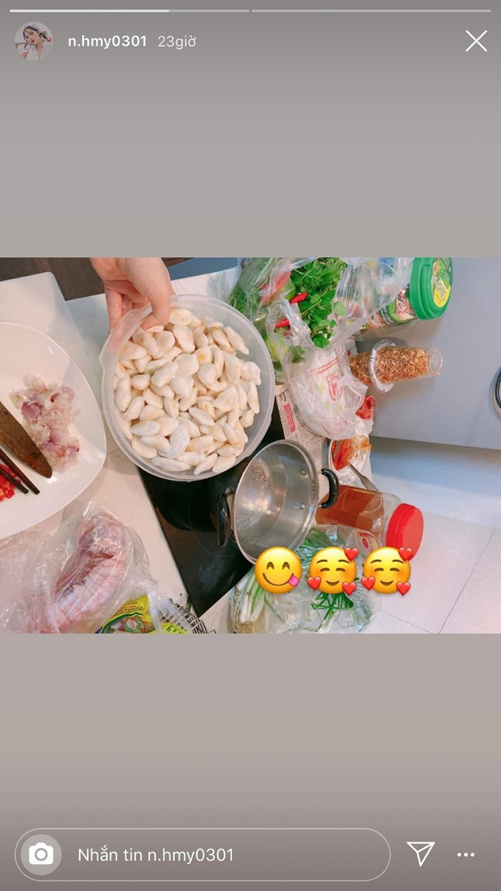 Trong dịp ở nhà mùa dịch Covid-19, "Cô chủ tiệm nail" Huyền My thì trổ tài với món bánh bèo đặc sản xứ Nghệ.