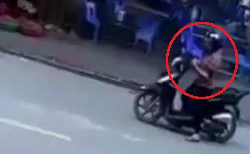 Dừng xe giữa đường để xử lý điện thoại là điều chướng tai, gai mắt mà nhiều đi đường từng ghi lại được.