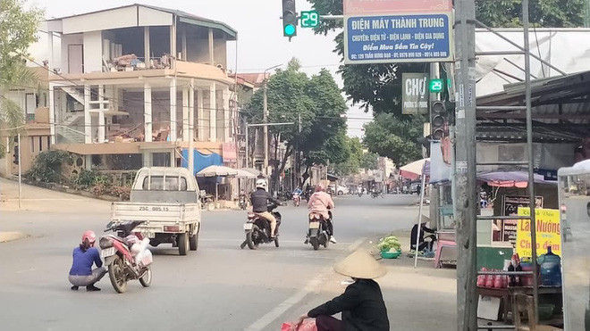 Chẳng hiểu vì lý do gì mà chị gái trên lại dừng xe giữa đường, điều này tiềm ẩn sự nguy hiểm khi đèn giao thông đã chuyển màu xanh.