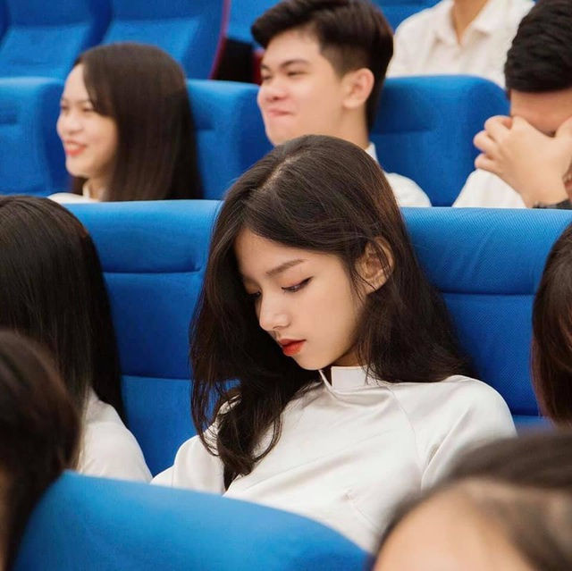 Nhưng sau khi ý thức được về tầm quan trọng của ngoại hình, học cách yêu thương và chăm sóc bản thân thì những nỗ lực để “lột xác” của Hằng cuối cùng cũng được đền đáp.