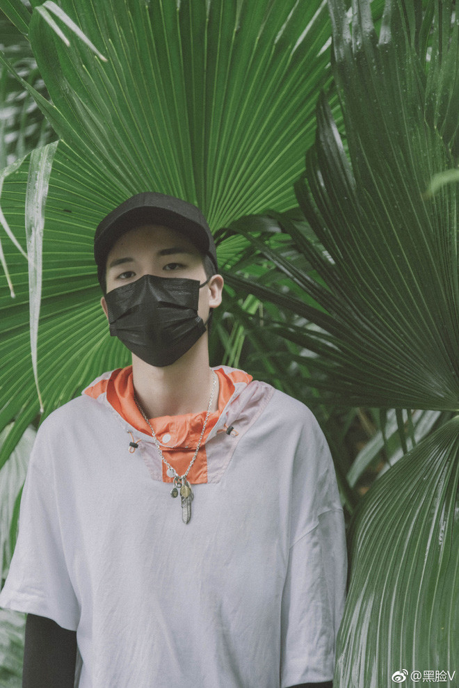 Nhắc đến một trong số những hot boy giấu mặt nổi tiếng nhất trên TikTok Trung Quốc, cái tên của Hắc Diện V (Black Face V) chắc chắn sẽ hiện lên đầu tiên. Anh chàng này sinh năm 1993 tại thành phố Quảng Châu, tỉnh Quảng Đông (Trung Quốc).