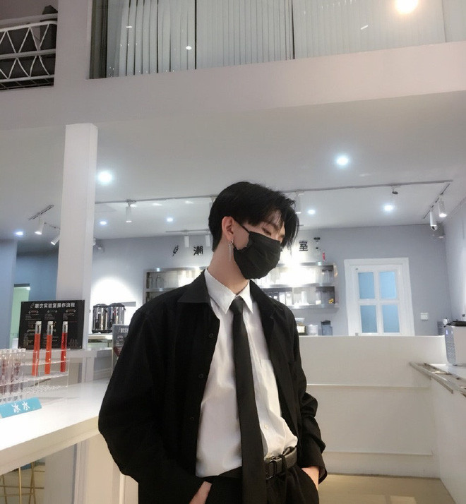 Trong một lần tình cờ, một người qua đường đã chụp được nhan sắc thật của "Thất Hạc đại nhân" vào khoảnh khắc anh chàng tháo khẩu trang xuống.