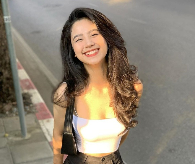 Nhan sắc của Hàn Hằng ghi điểm ấn tượng: Làn da trắng muốt, body quyến rũ, nét mặt thanh tú đâu ra đấy.