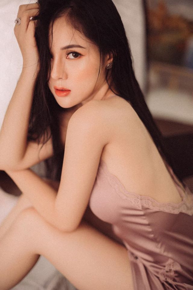 Sau khi chia tay Trọng Đại, Huyền Trang ngày càng gợi cảm, thậm chí MC truyền hình này còn táo bạo trong những "shoot" hình đồ bơi, nội y nõn nà.