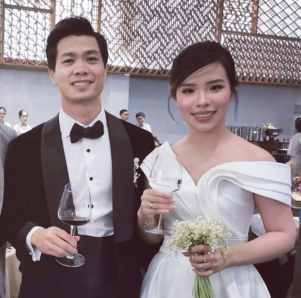 Đứng đầu trong danh sách "chàng trai vàng trong làng chọn vợ" trong giới cầu thủ Việt chắc hẳn là CÔng Phượng. Nửa kia của chàng tiền đạo chính là nàng WAGs có tên Tô Ngọc Viên Minh - bạn gái đã hẹn hò 4 năm của anh.