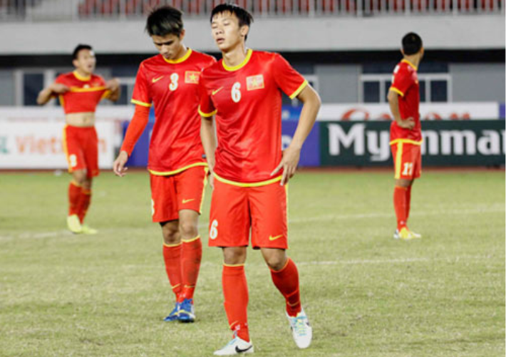 Trang phục thi đấu của đội tuyển Việt Nam năm 2013. Đây được xem như là một năm thất bại của bóng đá Việt Nam khi các cầu thủ U23 Việt Nam bị ngay từ vòng bảng sau thành tích thắng hai, thua hai và chỉ xếp thứ ba bảng đấu.