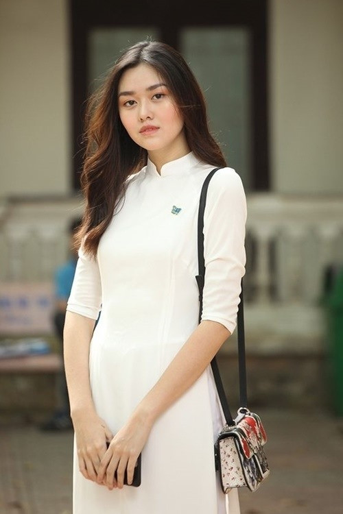 Nguyễn Tường San (2000) là cái tên không còn xa lạ khi người ta nhắc đến dàn nữ sinh xinh đẹp nhất trường THPT Phan Đình Phùng (Hà Nội).