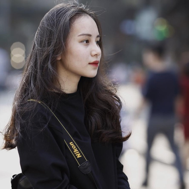 Bên cạnh đó, những bức ảnh ngoài đời của cô nàng Mỹ Anh cũng thu hút nhiều người bởi sự cá tính những còn nguyên vẻ nữ tính vốn có.