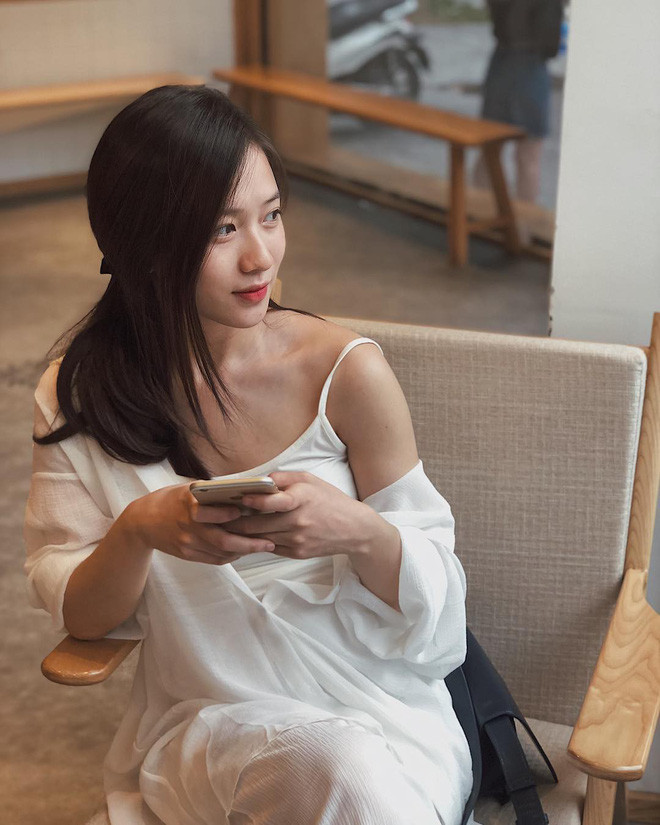 Tối nghiệp THPT Quốc gia, Trâm Anh đỗ vào Học viện Báo chí và Tuyên truyền với số điểm cao. Hiện tại, nàng hot girl kết hôn và có con với Justa Tee.