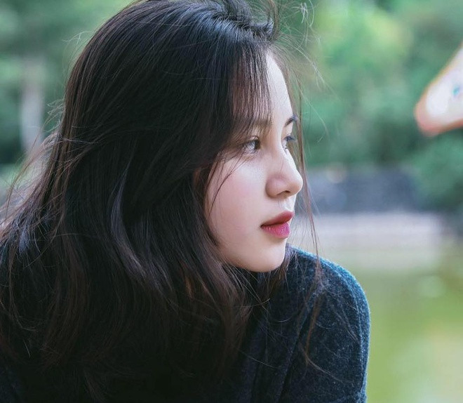 Chẳng cần trang điểm cầu kỳ, Mỹ Anh chỉ diện áo dài trắng đơn giản thôi cũng đủ đốn tim nam sinh của trường rồi.