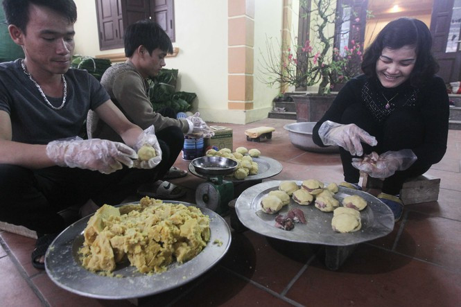 Dù là thuê người lá rửa lá dong, các gia đình ở đây cũng phải tìm đúng người làng Tranh Khúc. "Chỉ có người làng Tranh mới thạo việc, làm đâu ra đấy. Lá dong ở đây là lá dong rừng, không dẻo dai như lá dong quê nên rất dễ rách, mình phải thuê những người thạo việc về làm mới yên tâm"