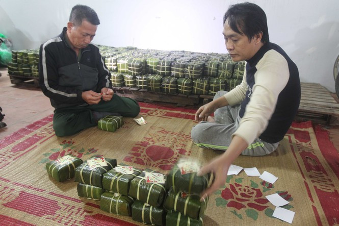 Những ngày này, nhà làm ít nhất cũng khoảng 1.500 chiếc bánh chưng, gia đình làm nhiều khoảng 4.000 chiếc/ngày, mức giá từ 30.000đ- 50.000đ/ chiếc. Ngoài ra, các gia đình còn làm loại bánh chưng đặt giá từ 100.000đ - 150.000đ/chiếc. Theo chủ một nhà bánh chưng: Do năm nay, giá thịt lợn tăng nên cũng tác động đến làng làm bánh chưng Tranh Khúc, giá mỗi loại bánh chưng Tết sẽ tăng 10.000 đ/chiếc.